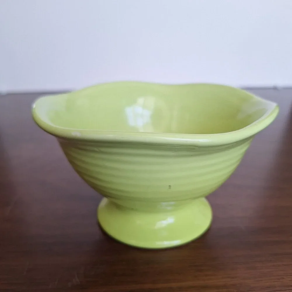 CRATE & BARREL CERAMIC LIME GREEN FLUTED FOOTED PEDESTAL BOWL ICE CREAM/SNACK